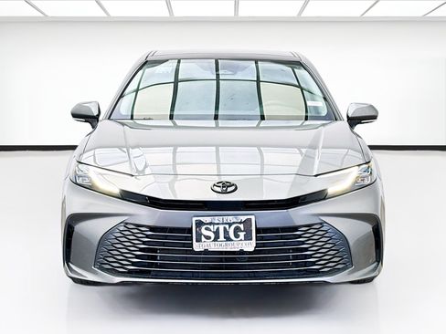 Used 2025 Toyota Camry XLE FWD image 2