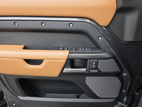 Used 2023 Land Rover Defender 110 image 12