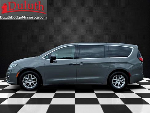 Used 2025 Chrysler Pacifica Select FWD image 2