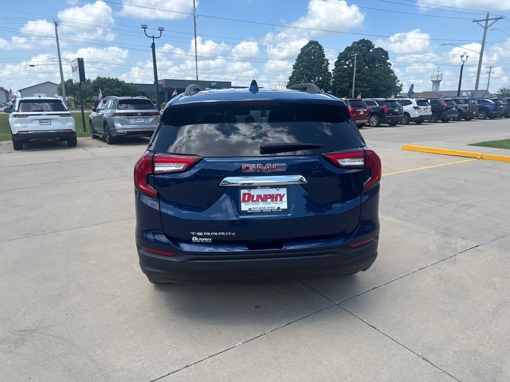 Used 2022 GMC Terrain SLE w/ Driver Convenience Package FWD image 5