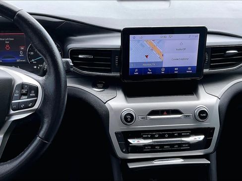 Used 2022 Ford Explorer XLT w/ Equipment Group 202A image 7