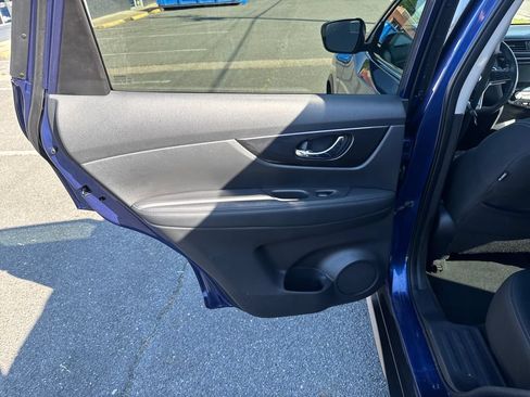 Used 2018 Nissan Rogue SV AWD/4WD image 34