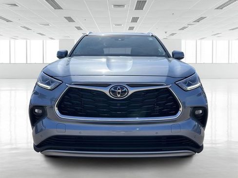 Used 2022 Toyota Highlander Platinum image 2