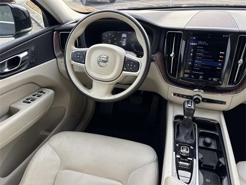 Used 2021 Volvo XC60 T5 Momentum w/ Premium Package image 15