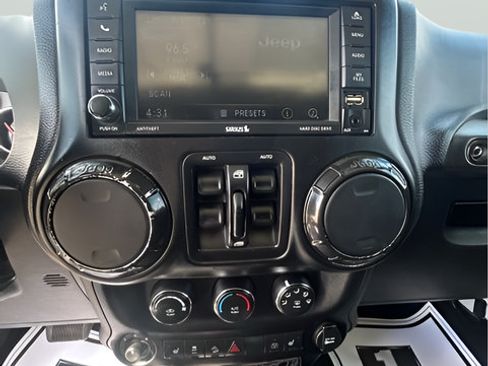Used 2015 Jeep Wrangler Unlimited Sahara w/ Connectivity Group AWD/4WD image 17