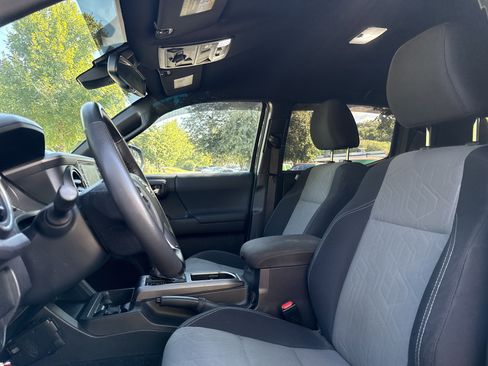 Used 2022 Toyota Tacoma TRD Off-Road w/ Technology Package image 15