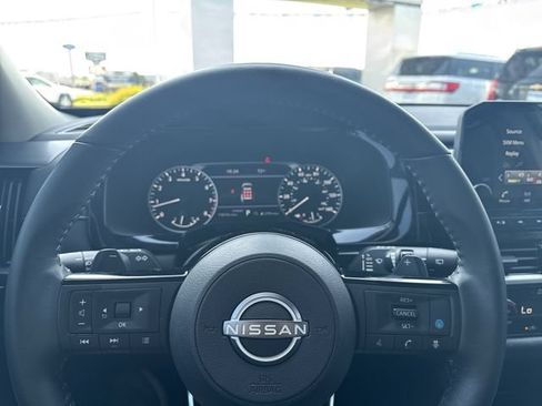 Used 2025 Nissan Pathfinder SL FWD image 21