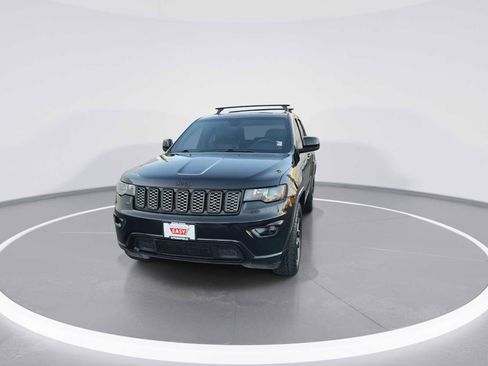 Used 2018 Jeep Grand Cherokee Altitude image 3