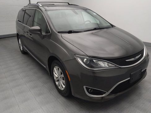 Used 2018 Chrysler Pacifica Touring-L image 13
