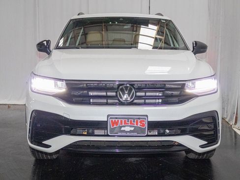 Used 2024 Volkswagen Tiguan SE R-Line image 2