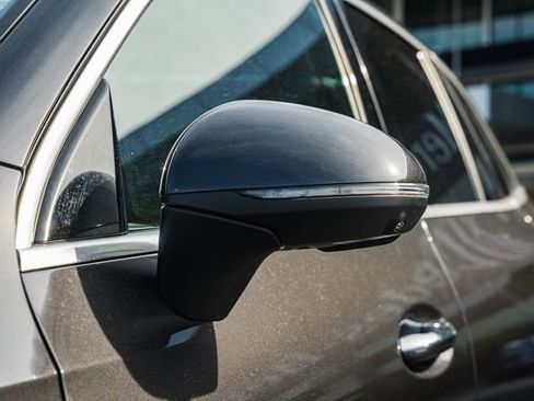 Used 2025 Mercedes-Benz GLC 350e 4MATIC image 17