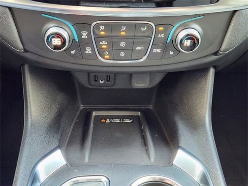 Used 2023 Chevrolet Traverse LT image 18