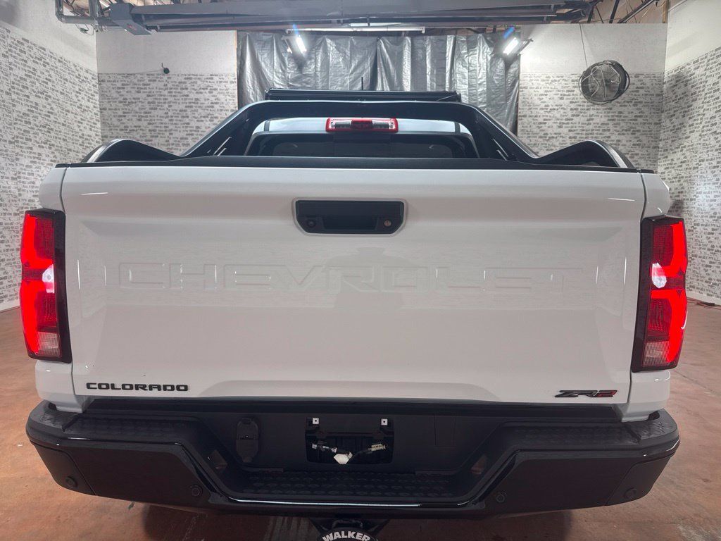 Used 2025 Chevrolet Colorado ZR2 w/ Midnight Edition AWD/4WD image 6