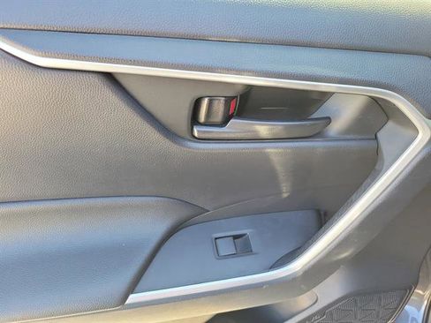 Used 2019 Toyota RAV4 LE image 12