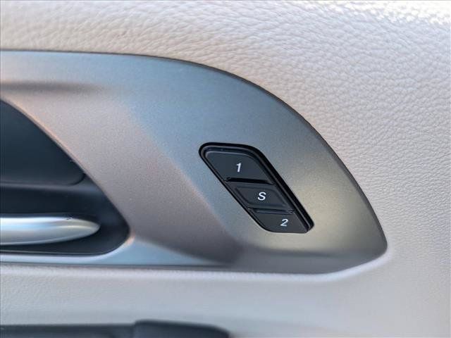 Used 2022 Chrysler Pacifica Touring-L w/ Uconnect Theater Family Group FWD image 32