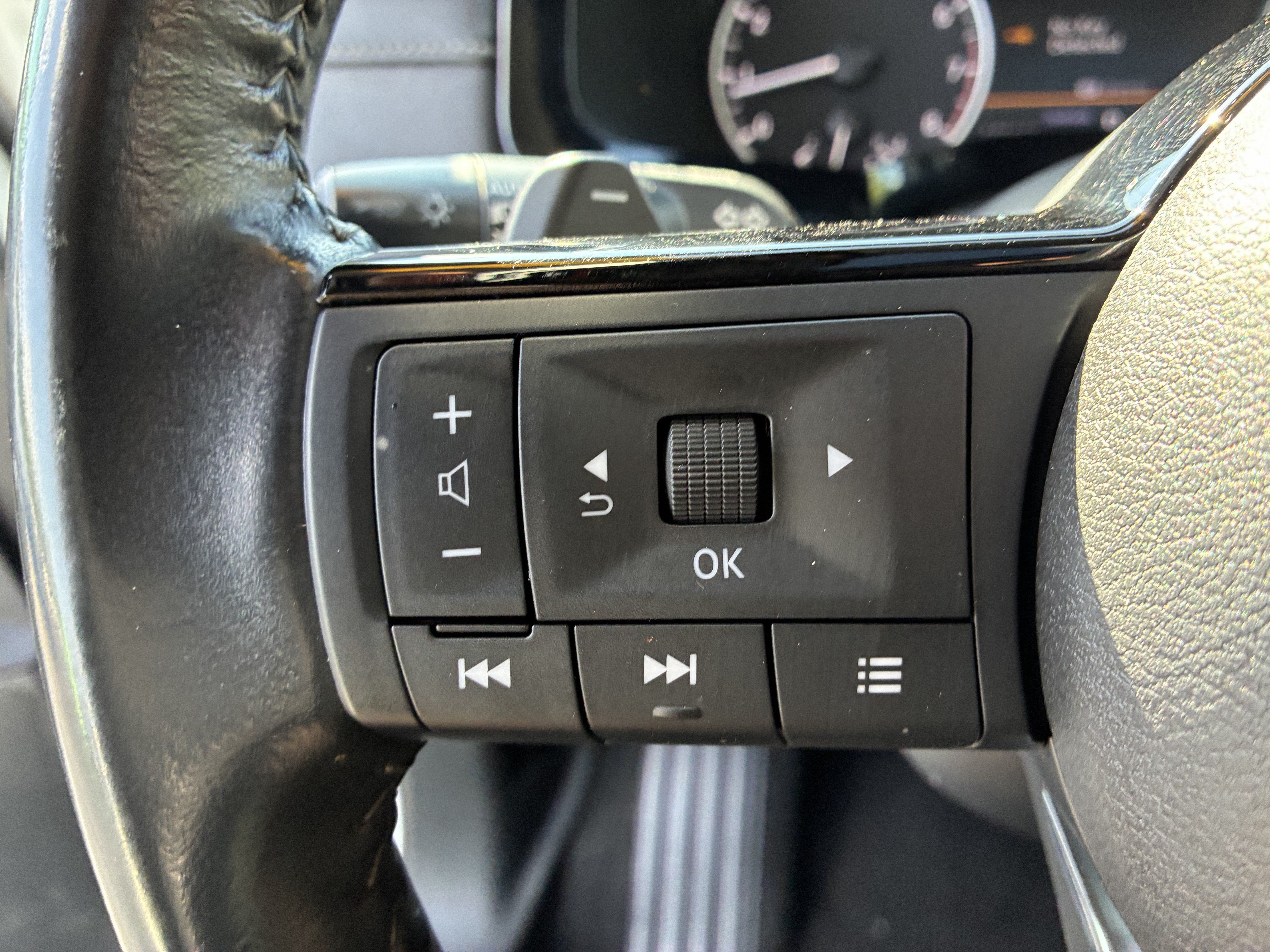 Used 2023 Nissan Pathfinder SV w/ SV Premium Package FWD image 30