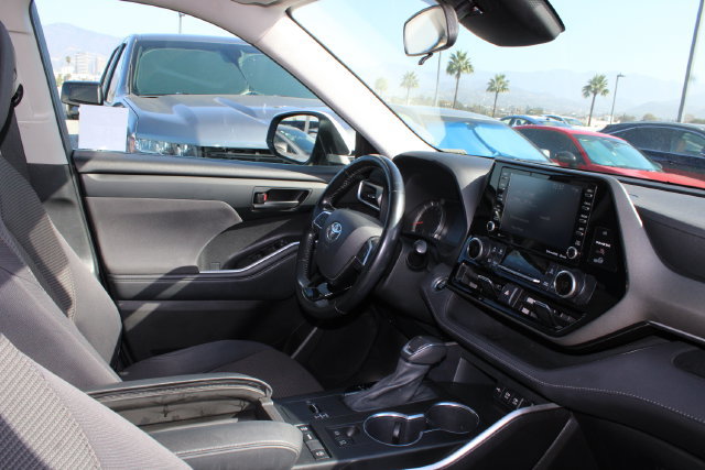 Used 2021 Toyota Highlander LE FWD image 5