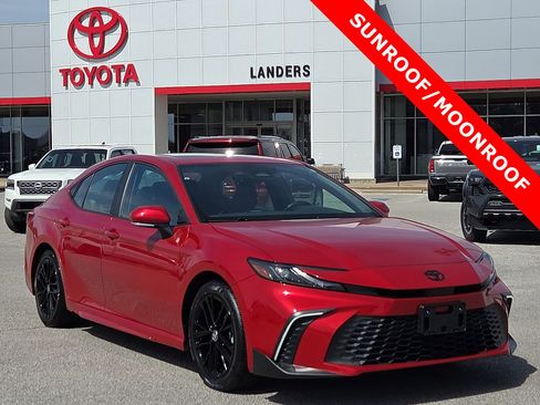 Used 2025 Toyota Camry SE w/ Convenience Package FWD image 1