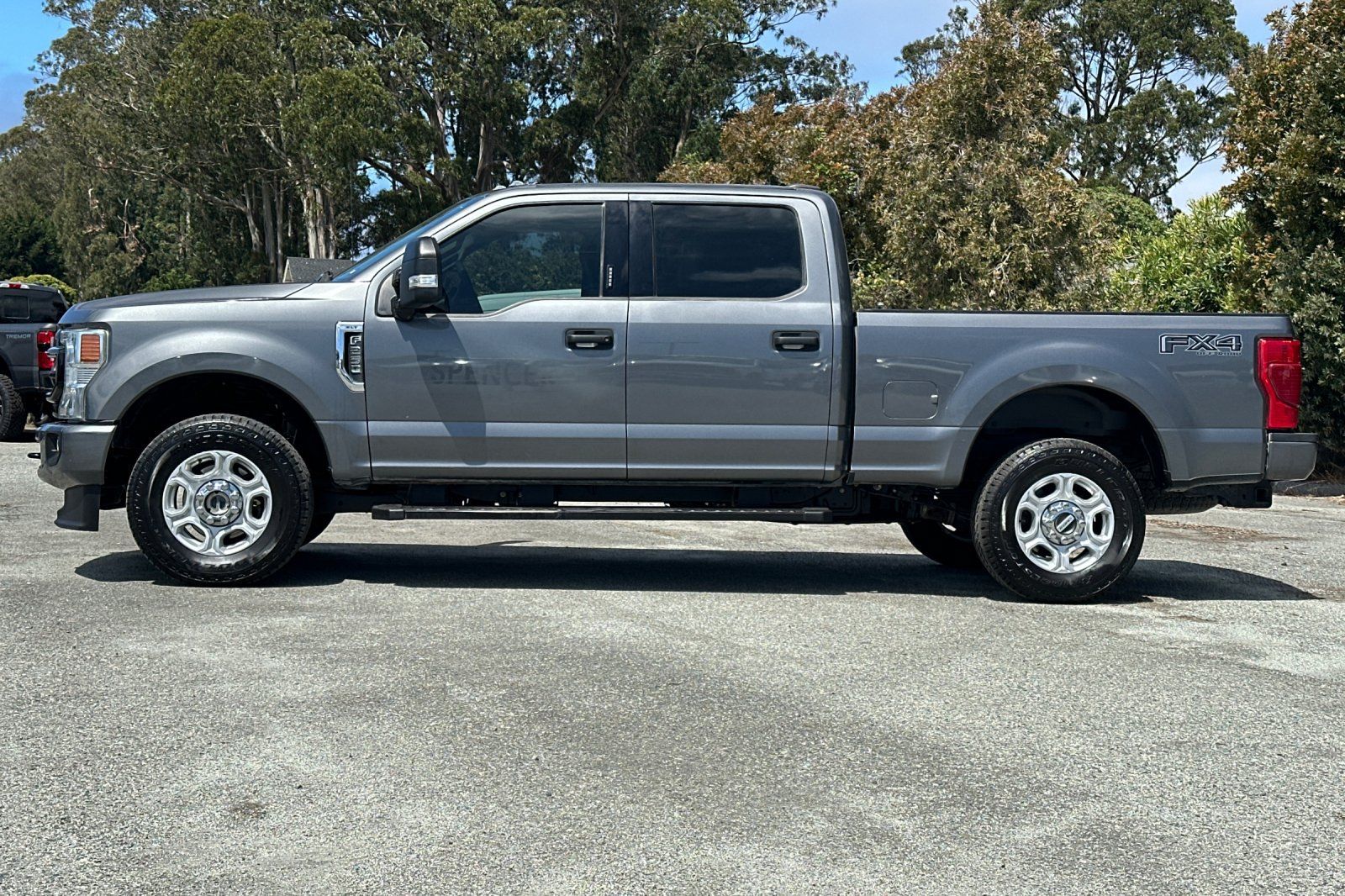 Used 2022 Ford F250 XLT w/ Black Appearance Package AWD/4WD image 2