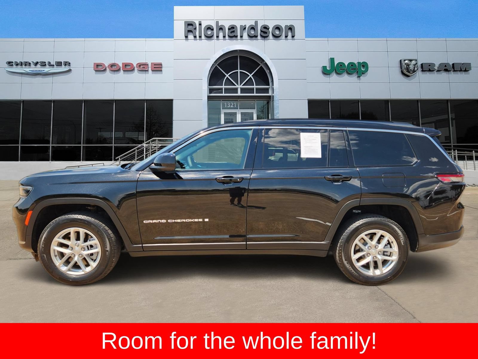Used 2025 Jeep Grand Cherokee L Laredo RWD image 3