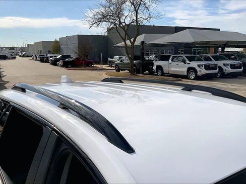 Used 2022 GMC Terrain SLE w/ Elevation Edition image 9