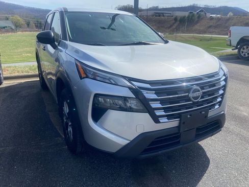 Used 2024 Nissan Rogue S image 11