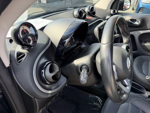 Used 2018 smart fortwo electric drive RWD image 9