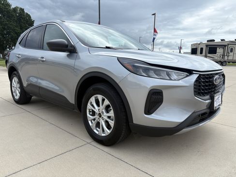 Used 2024 Ford Escape Active AWD/4WD image 2