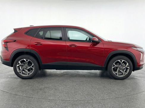 Used 2025 Chevrolet Trax LT FWD image 11