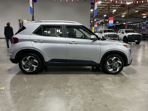 Used 2025 Hyundai Venue SEL FWD image 6