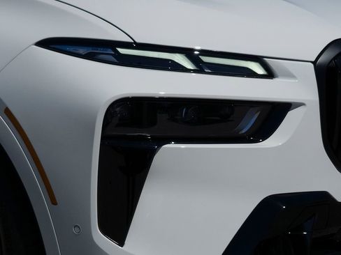 New 2026 BMW X7 M60i image 5