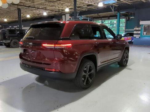 Used 2022 Jeep Grand Cherokee Altitude AWD/4WD image 8