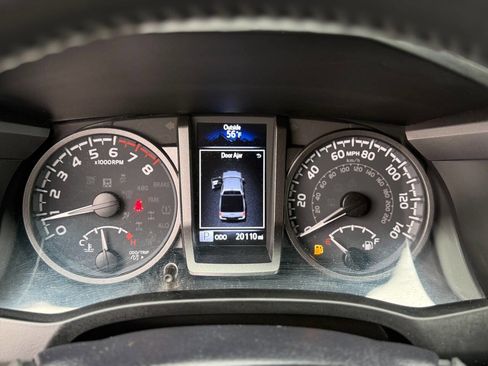 Used 2022 Toyota Tacoma TRD Off-Road image 14