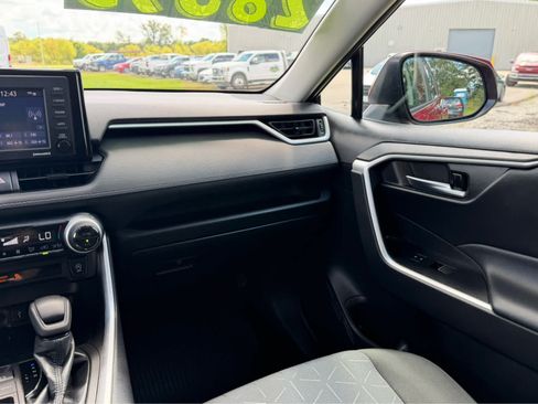 Used 2022 Toyota RAV4 XLE FWD image 28