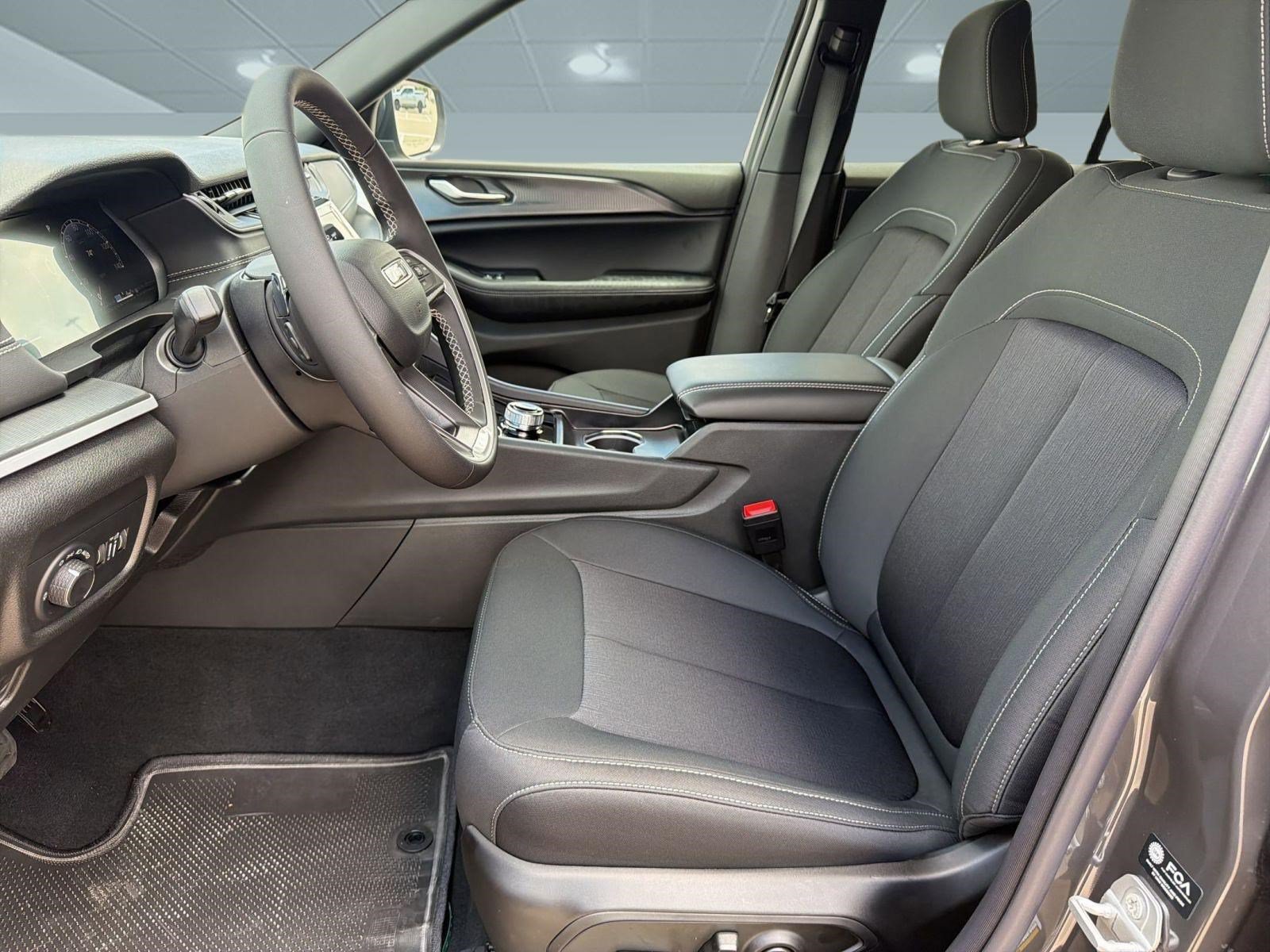 New 2026 Jeep Grand Cherokee Laredo RWD image 5