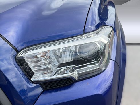 Used 2022 Toyota Tacoma TRD Sport w/ Technology Package image 11