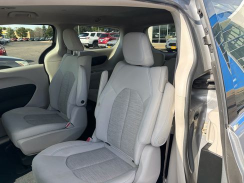 Used 2018 Chrysler Pacifica Touring Plus FWD image 23