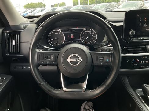 Used 2025 Nissan Pathfinder SV FWD image 31