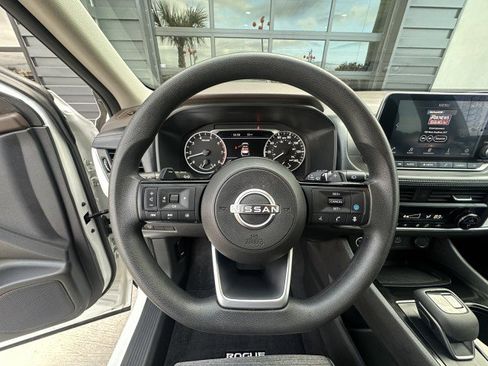 Used 2023 Nissan Rogue SV image 18