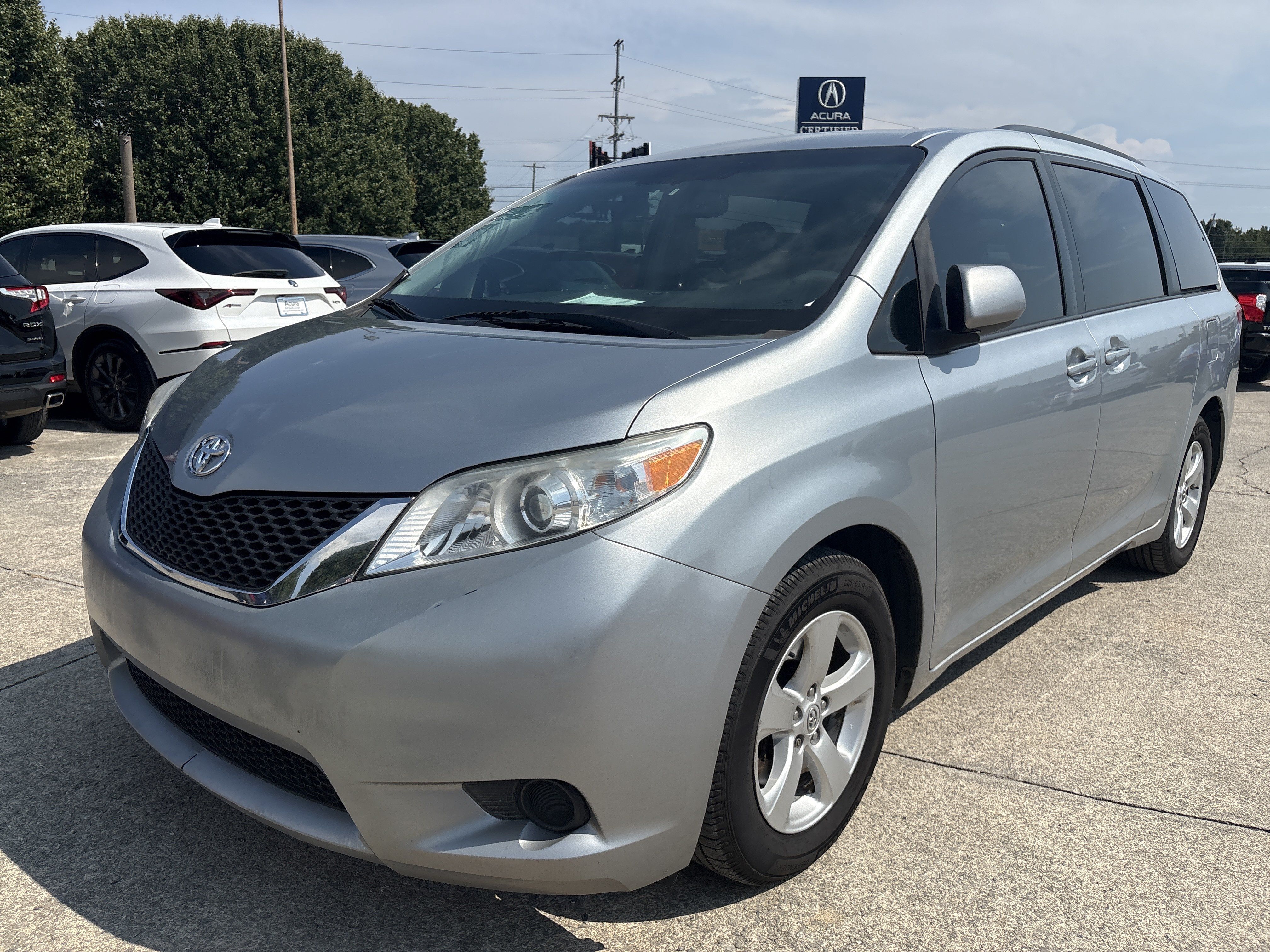 Used 2014 Toyota Sienna LE FWD image 4