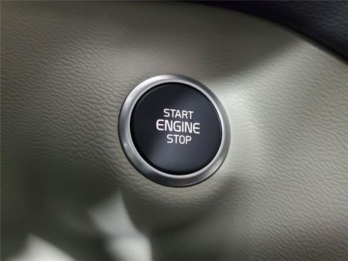Certified 2025 Volvo XC40 B5 Plus AWD/4WD image 29