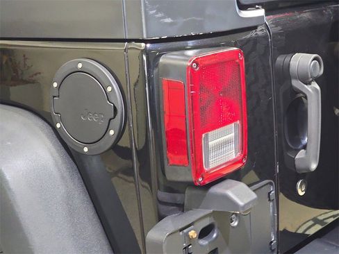 Used 2015 Jeep Wrangler Unlimited Rubicon image 35