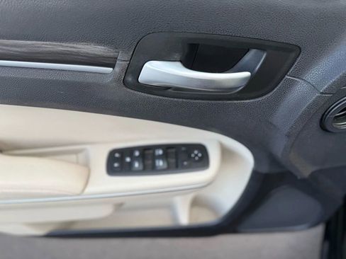 Used 2018 Chrysler 300 Touring L image 26