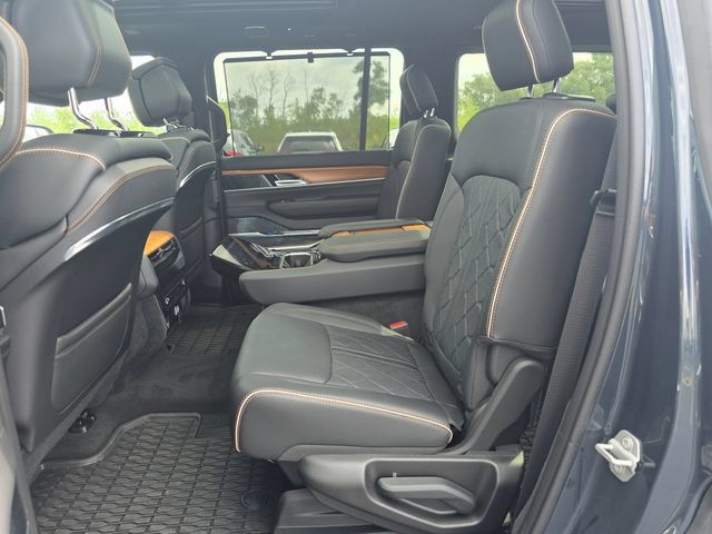 Used 2025 Jeep Grand Wagoneer Series III w/ HD Trailer Tow Package AWD/4WD image 17
