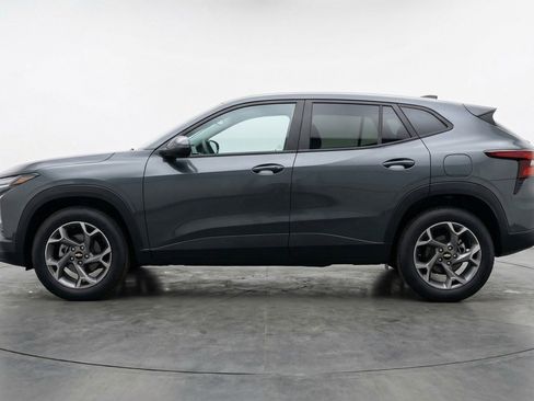 Used 2025 Chevrolet Trax LT w/ LT Convenience Package image 5