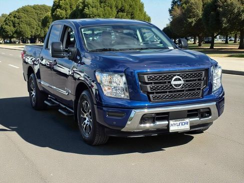 Used 2024 Nissan Titan SV w/ SV Convenience Package image 4