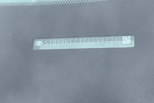 Certified 2026 Toyota Sienna XLE FWD image 3