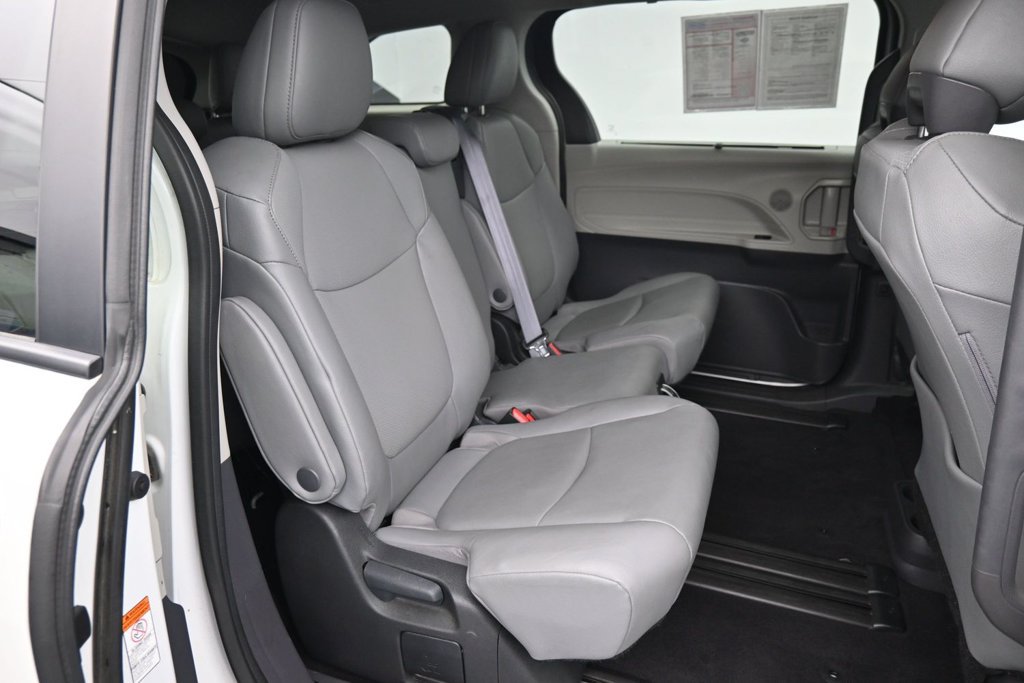 Used 2024 Toyota Sienna XLE FWD image 12