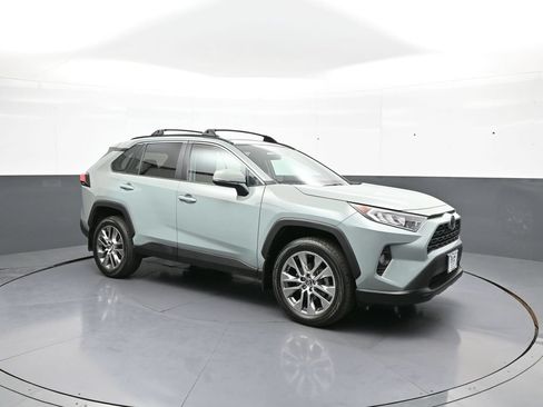 Certified 2020 Toyota RAV4 XLE Premium AWD/4WD image 4