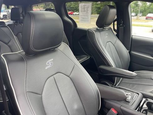 Used 2025 Chrysler Pacifica Limited FWD image 35